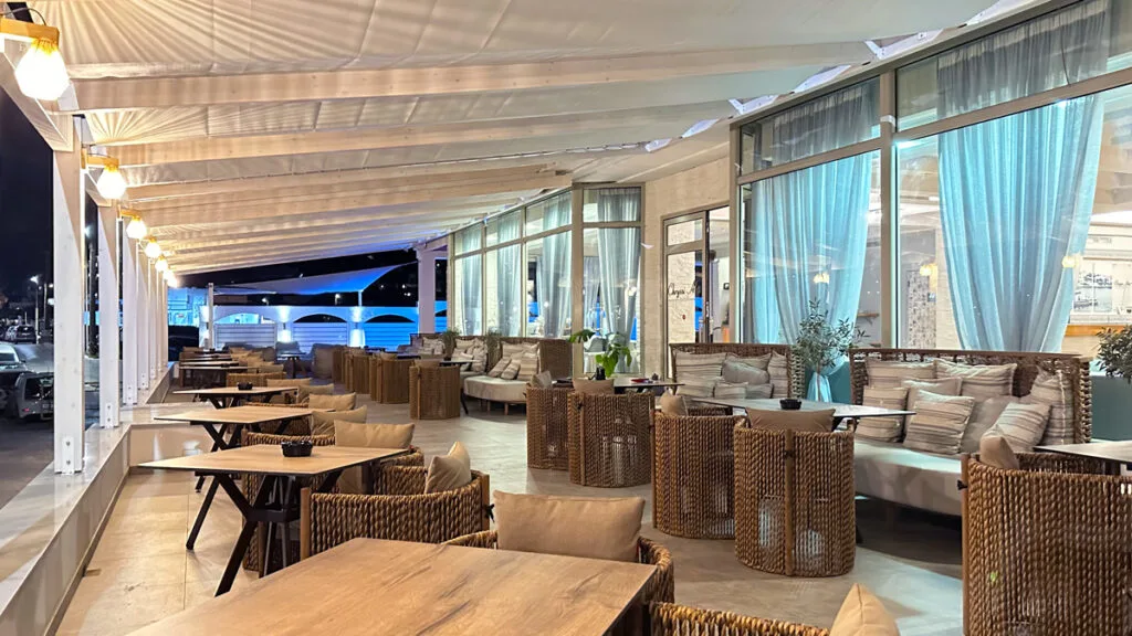 Terrace dining with sea view