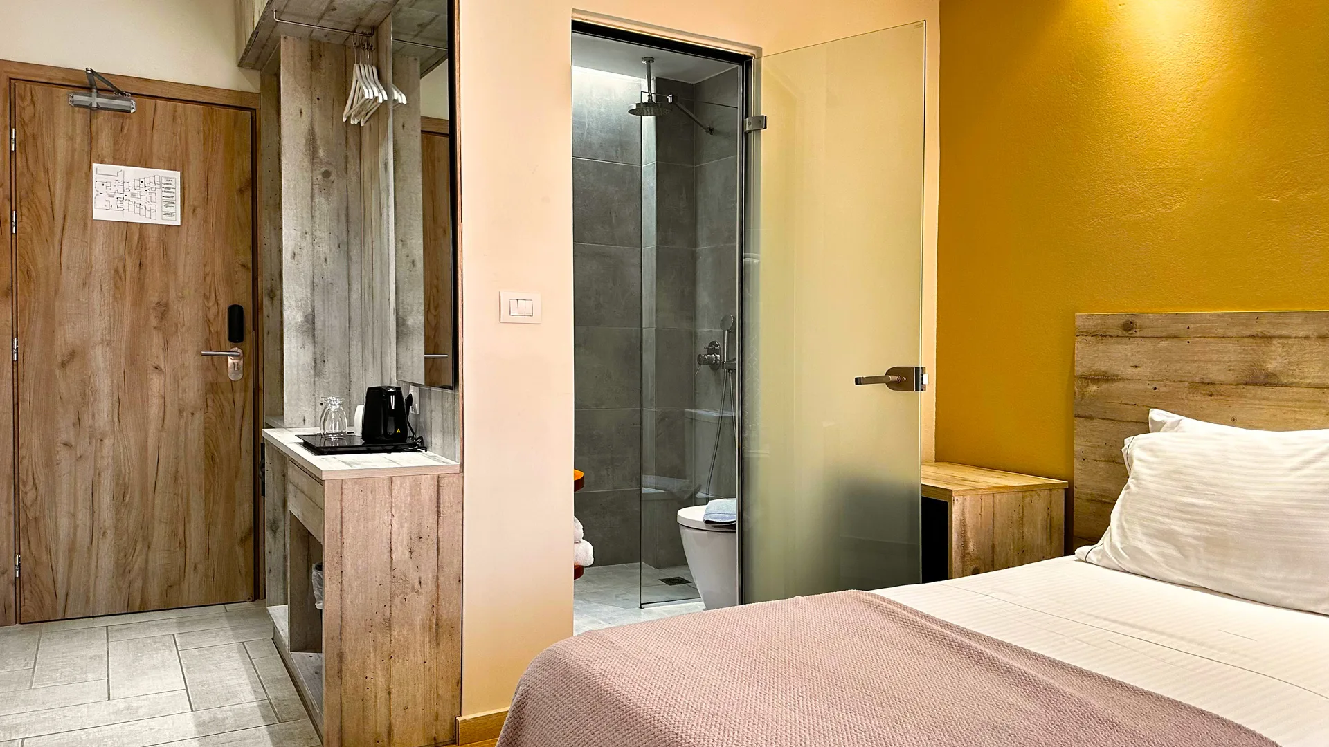 Classic Double or Twin Garden View — bathroom