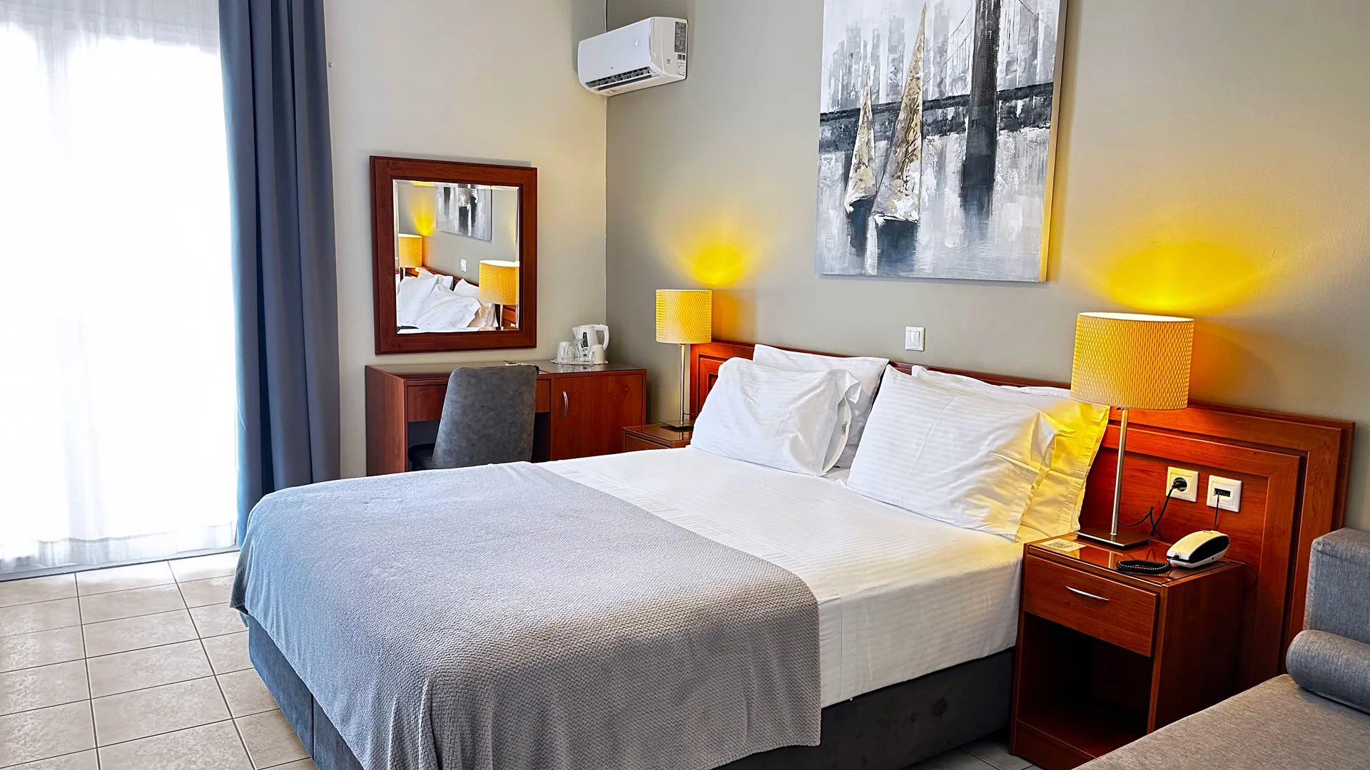Superior Double Side Sea View — room interior detail