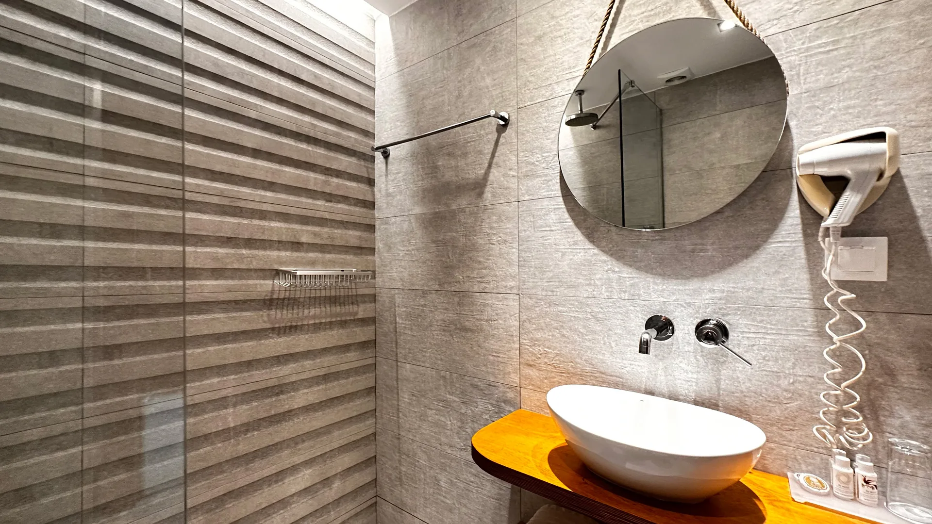 Superior Double Sea View — bathroom with walk-in shower